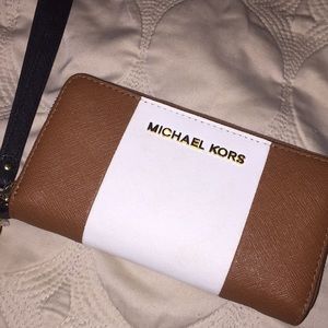 Micheal Kors wristlet